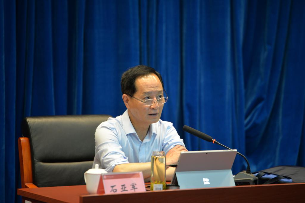 石亚军教授讲授“中国共产党的领导与全面依法治国”.jpg