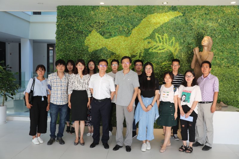 中国政法大学赴青实习研究生合影1.jpg